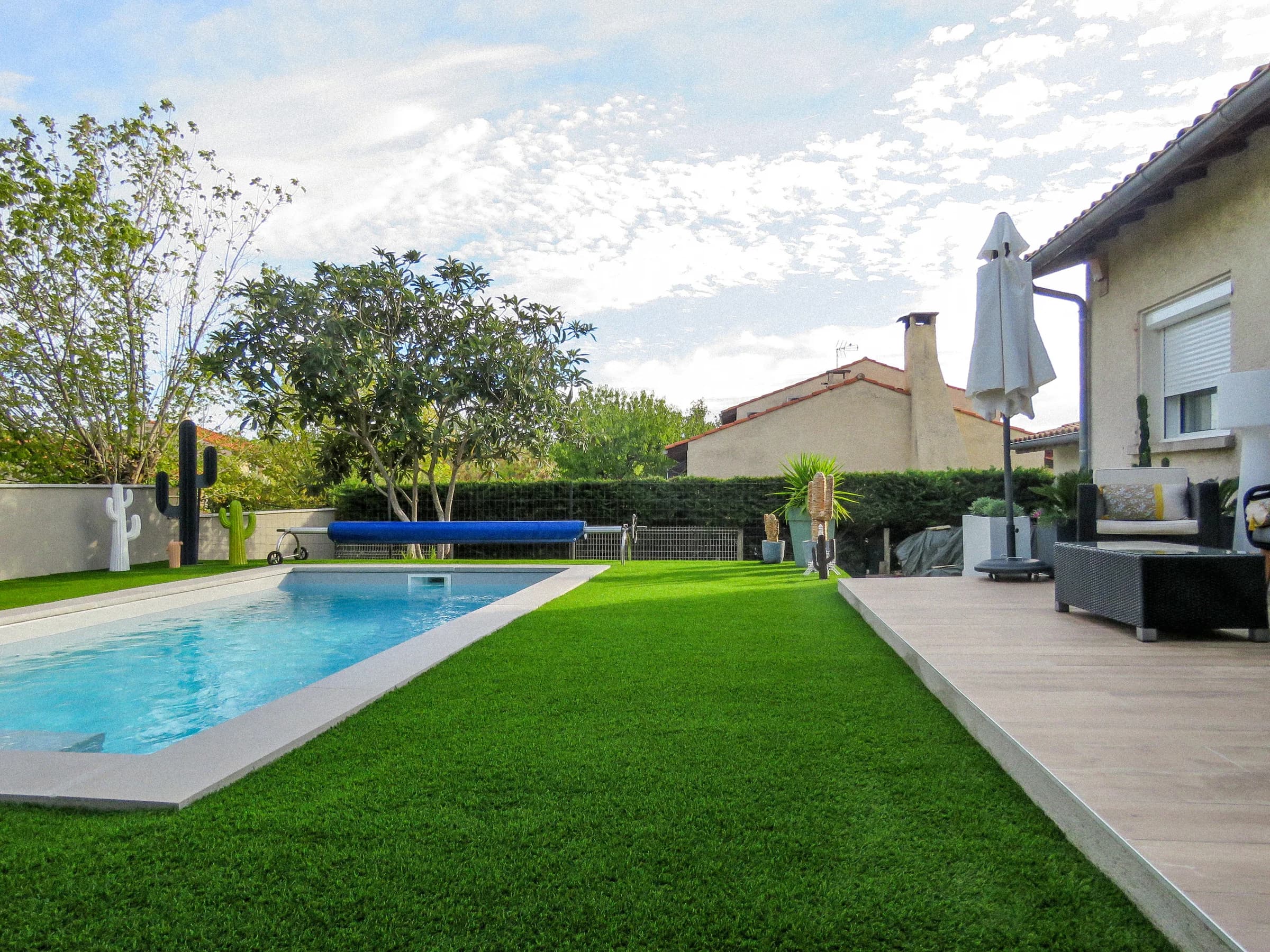 Terrasse et piscine — vue 2