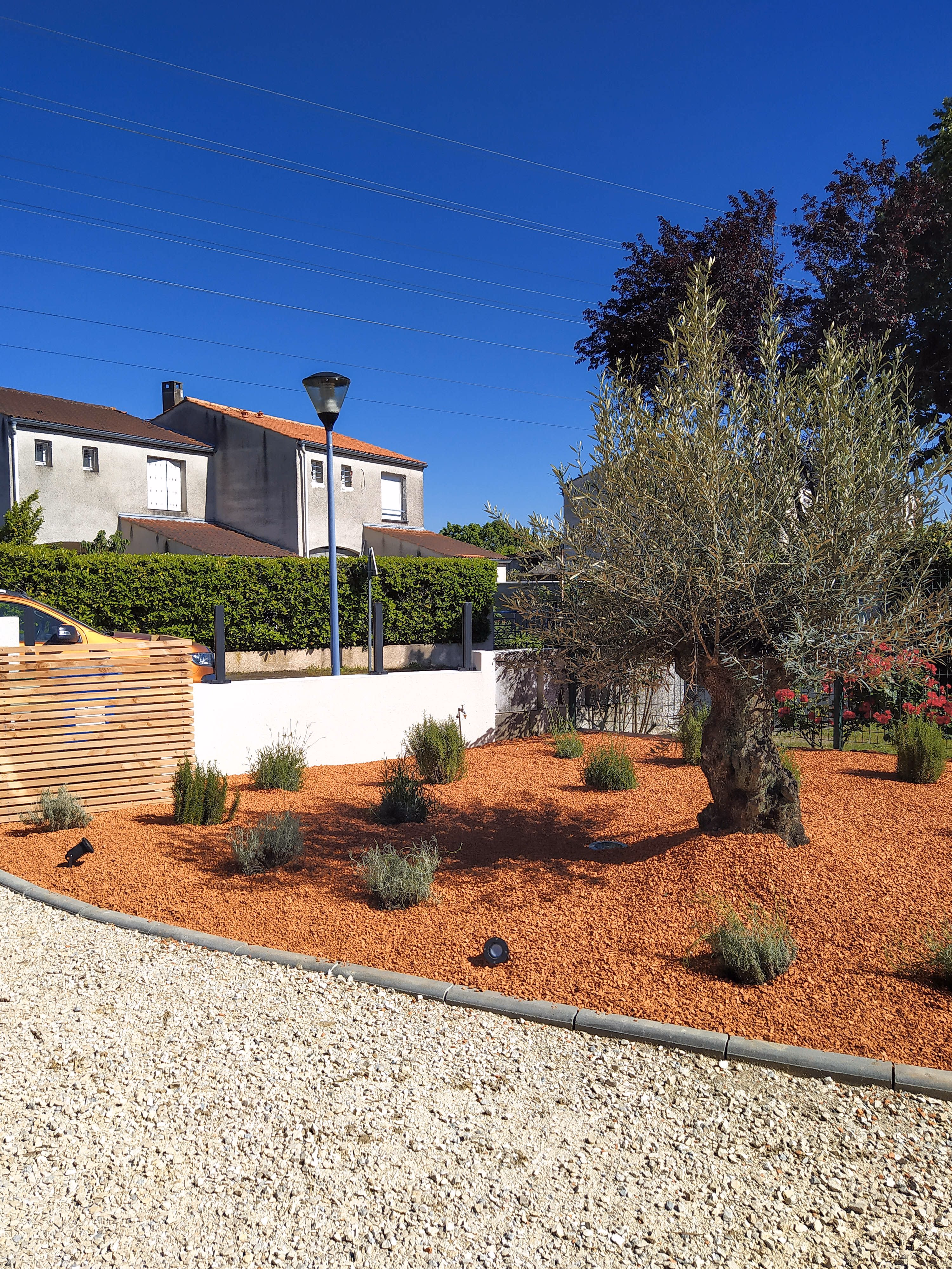 Parking & jardin paysager — Réalisation par Archimaides architecte d'intérieur Toulouse